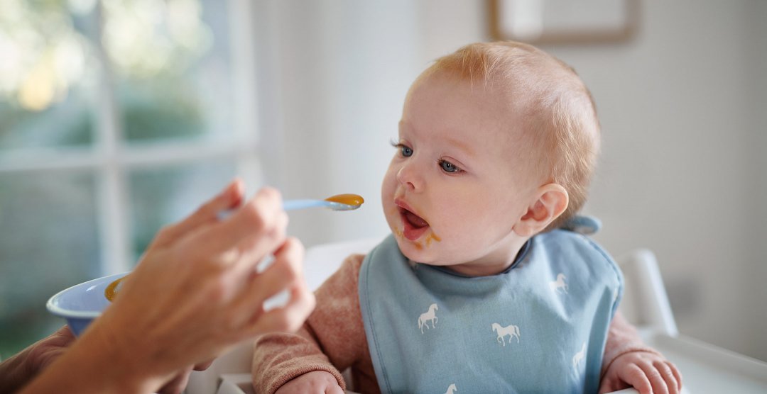 Piebarošanas sākšana Zīdainim tiek piedāvāts pirmais papildu ēdiens